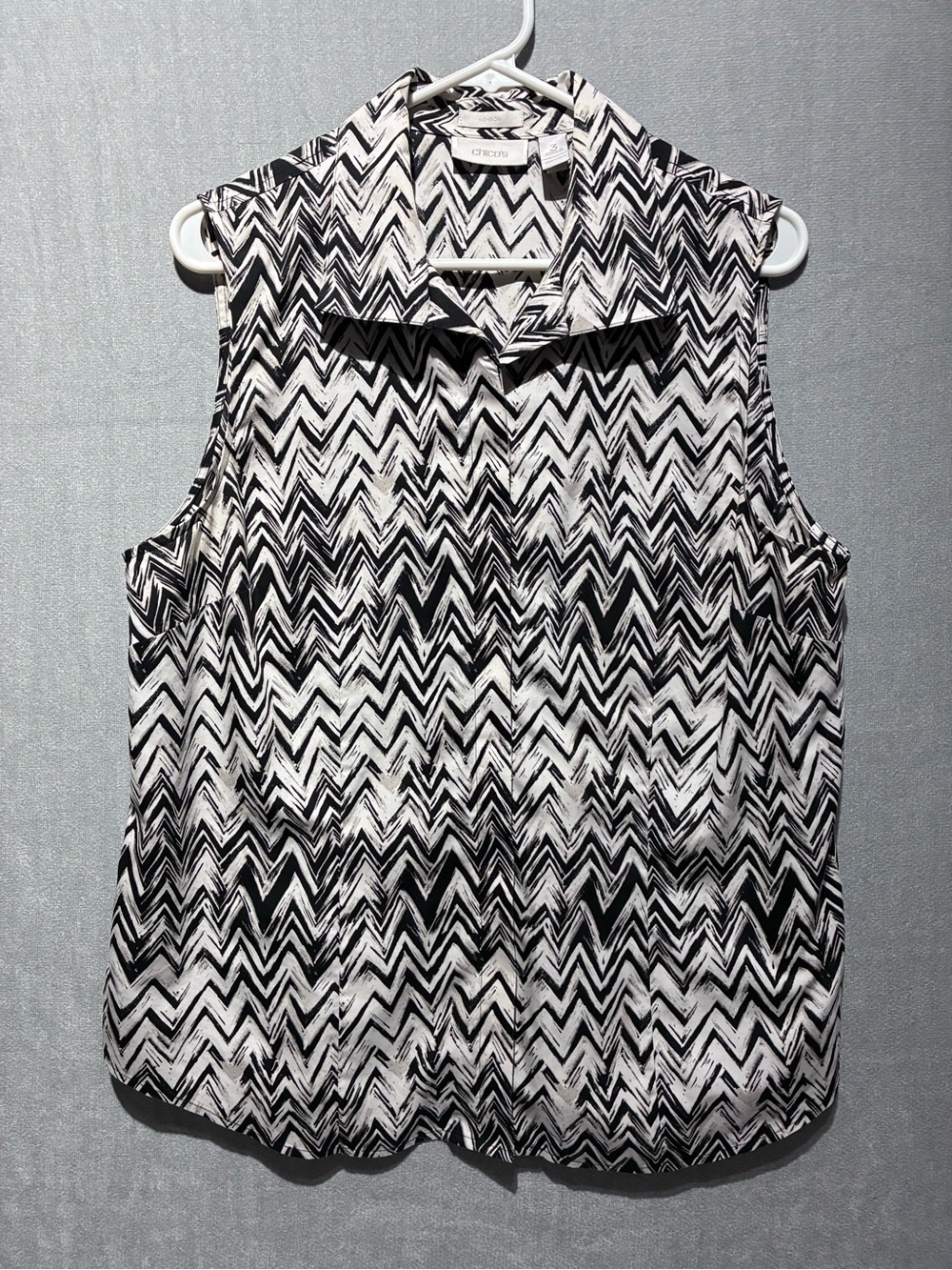 Chico’s No-Iron Sleeveless Button Up Shirt Black White Chevron Size 3/ XL